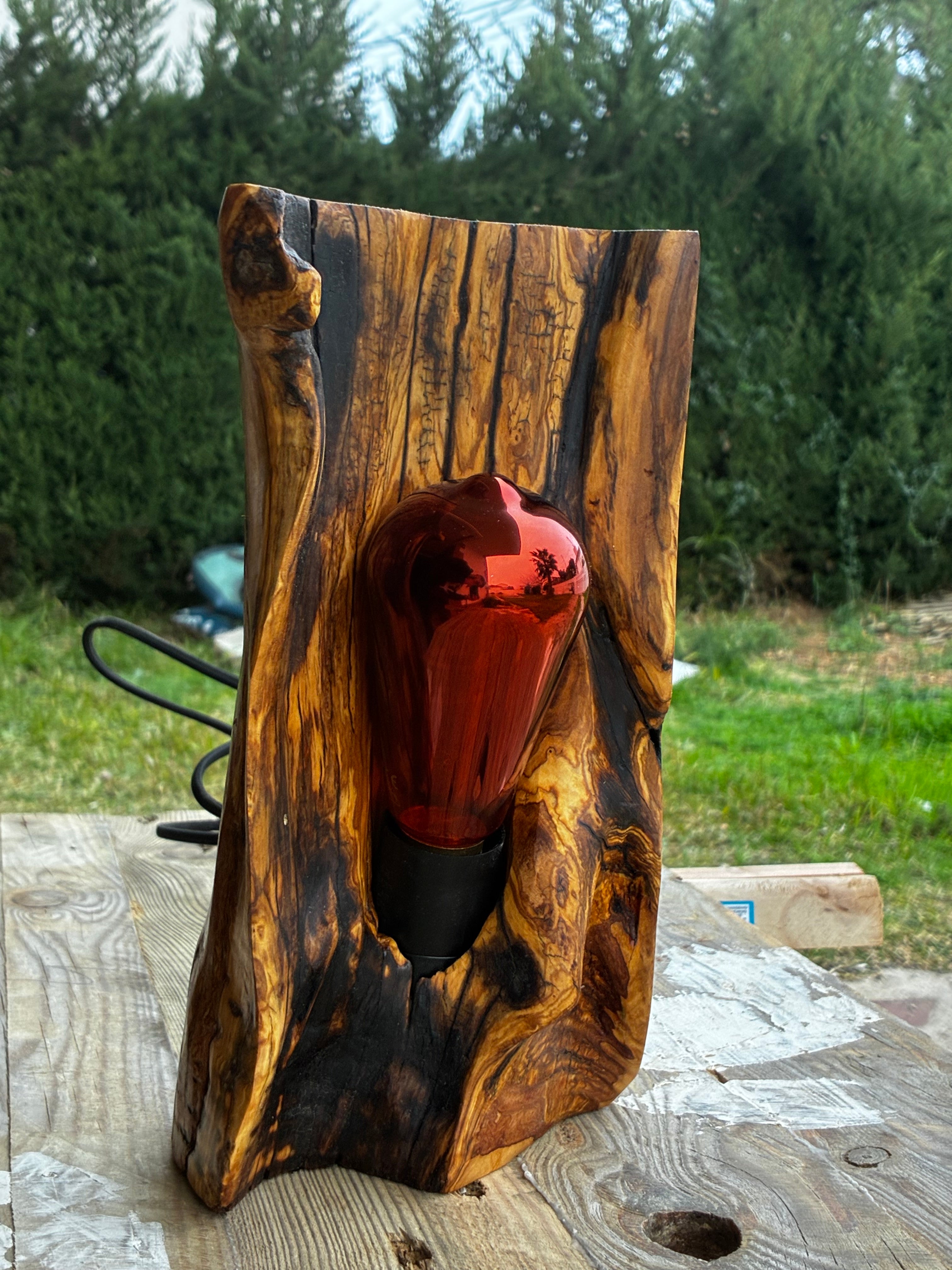 Lámpara artesanal de madera de olivo con bombilla vintage – pieza única