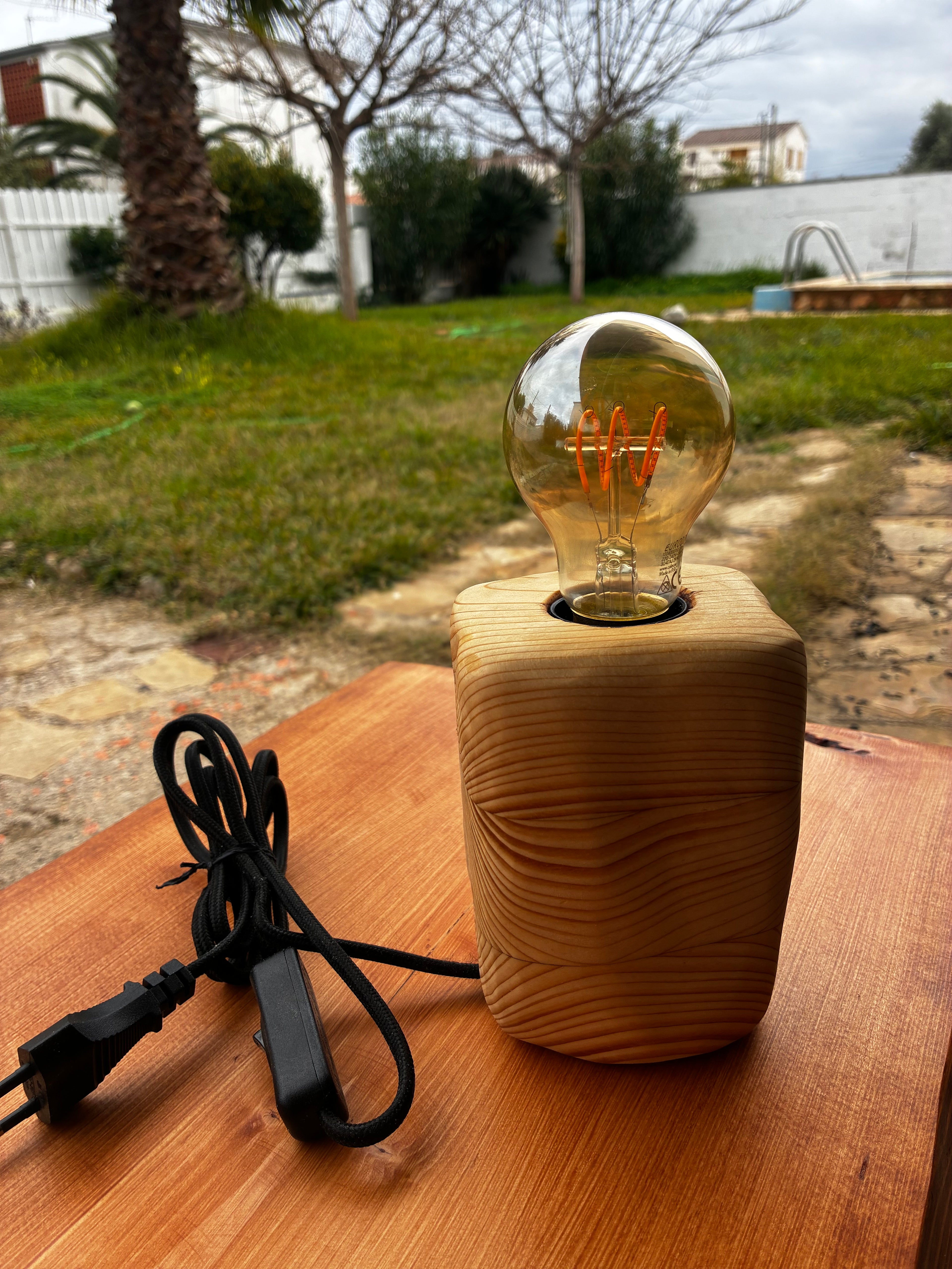 Lámpara artesanal de madera maciza – Diseño minimalista