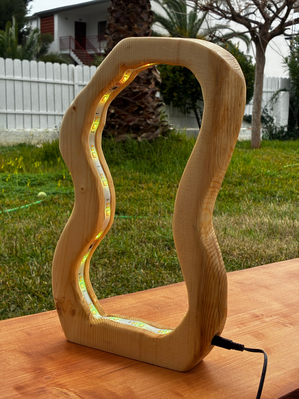 Lámpara LED artesanal de madera maciza – diseño orgánico único