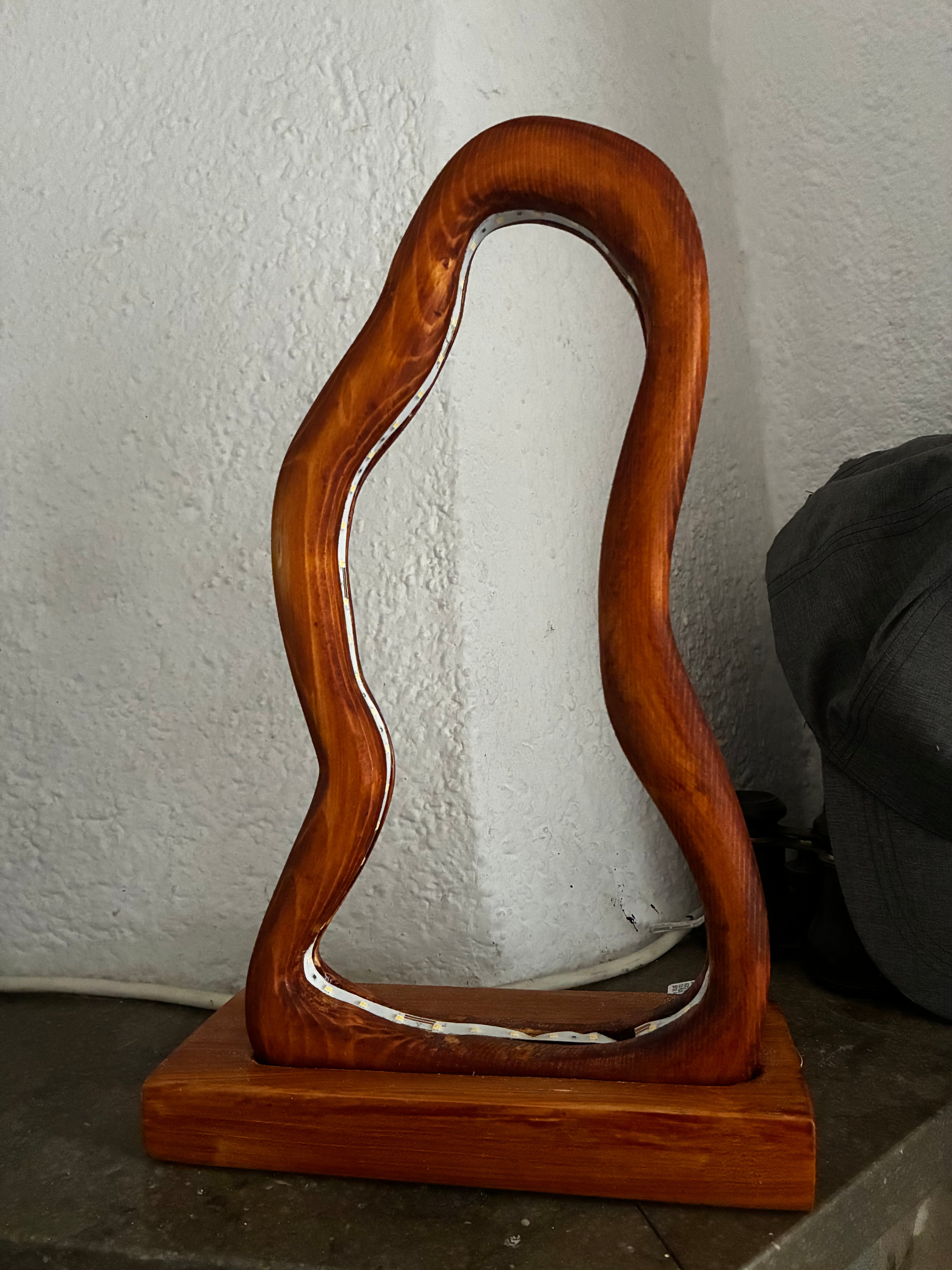 Lámpara LED artesanal de madera maciza – Diseño orgánico único