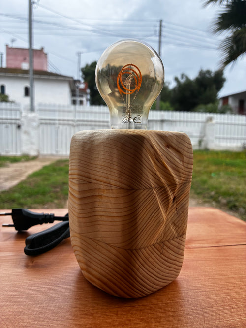 Lámpara artesanal de madera maciza – Diseño minimalista