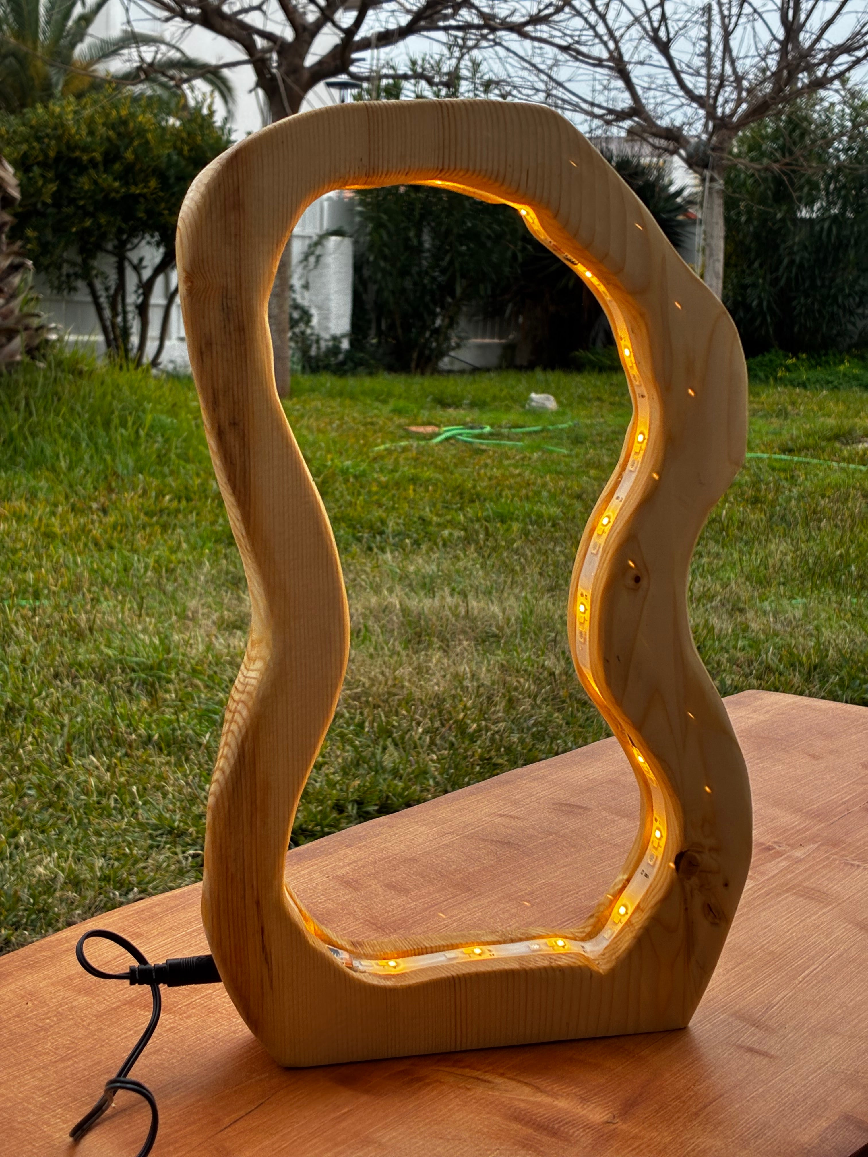 Lámpara LED artesanal de madera maciza – diseño orgánico único