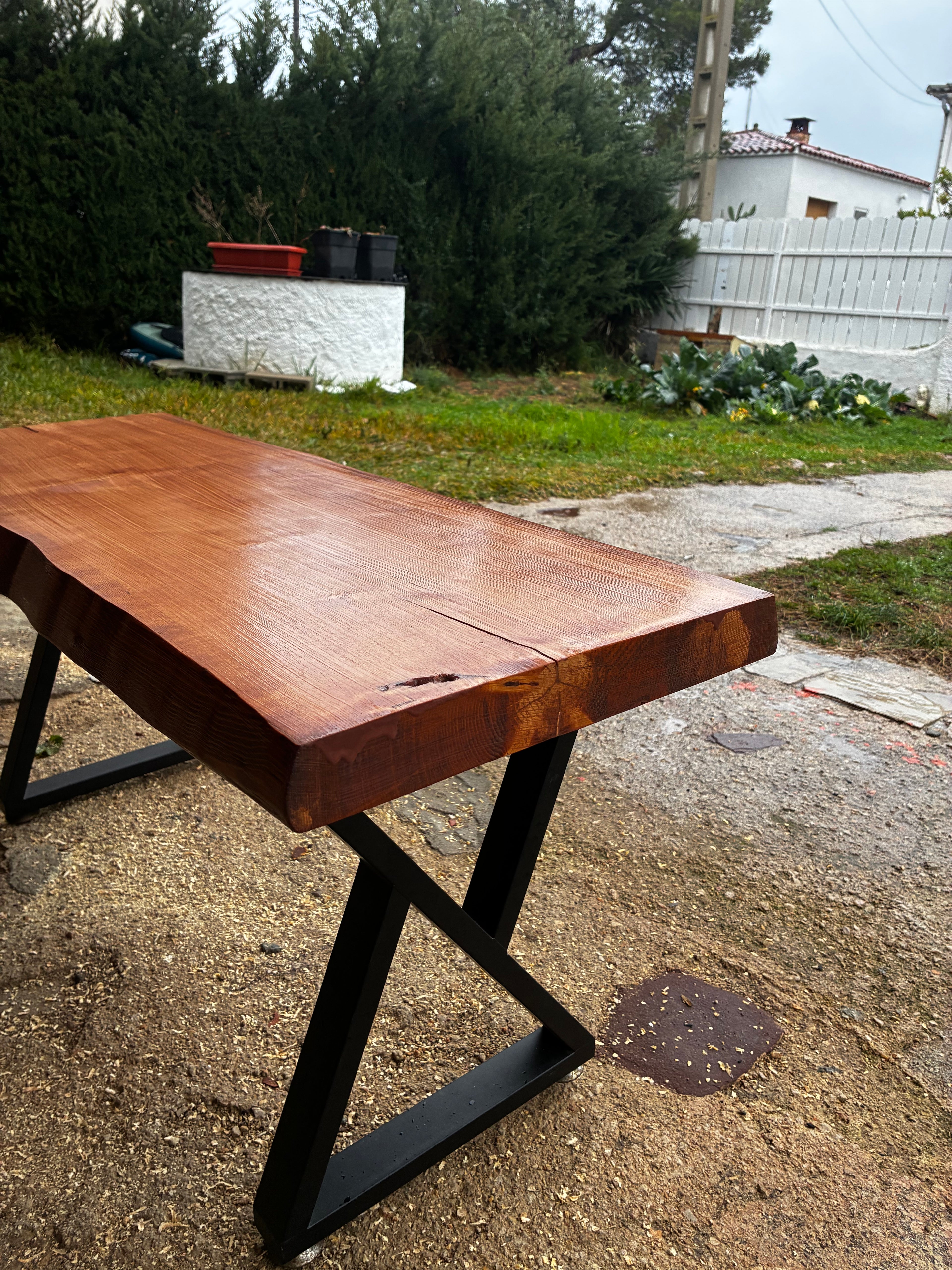 Mesa artesanal de madera maciza con patas de acero regulables – 100 × 50 × 45 cm