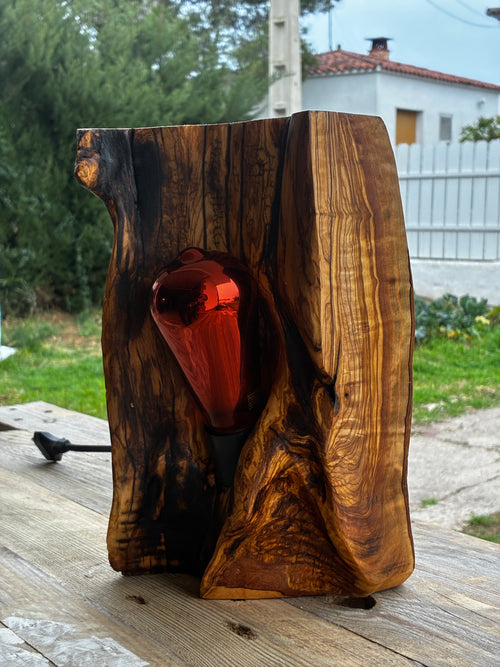 Lámpara artesanal de madera de olivo con bombilla vintage – pieza única