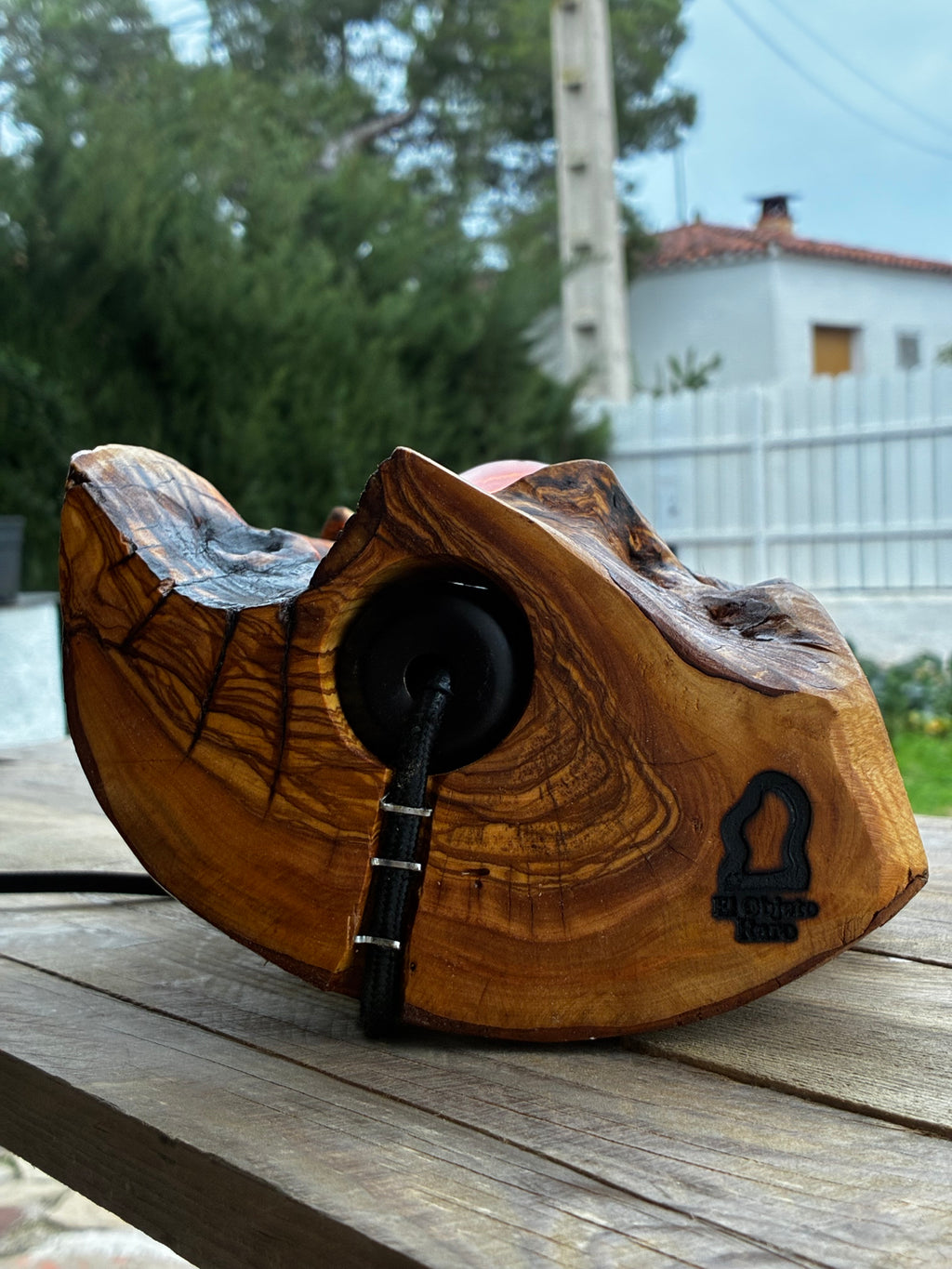 Lámpara artesanal de madera de olivo con bombilla vintage – pieza única