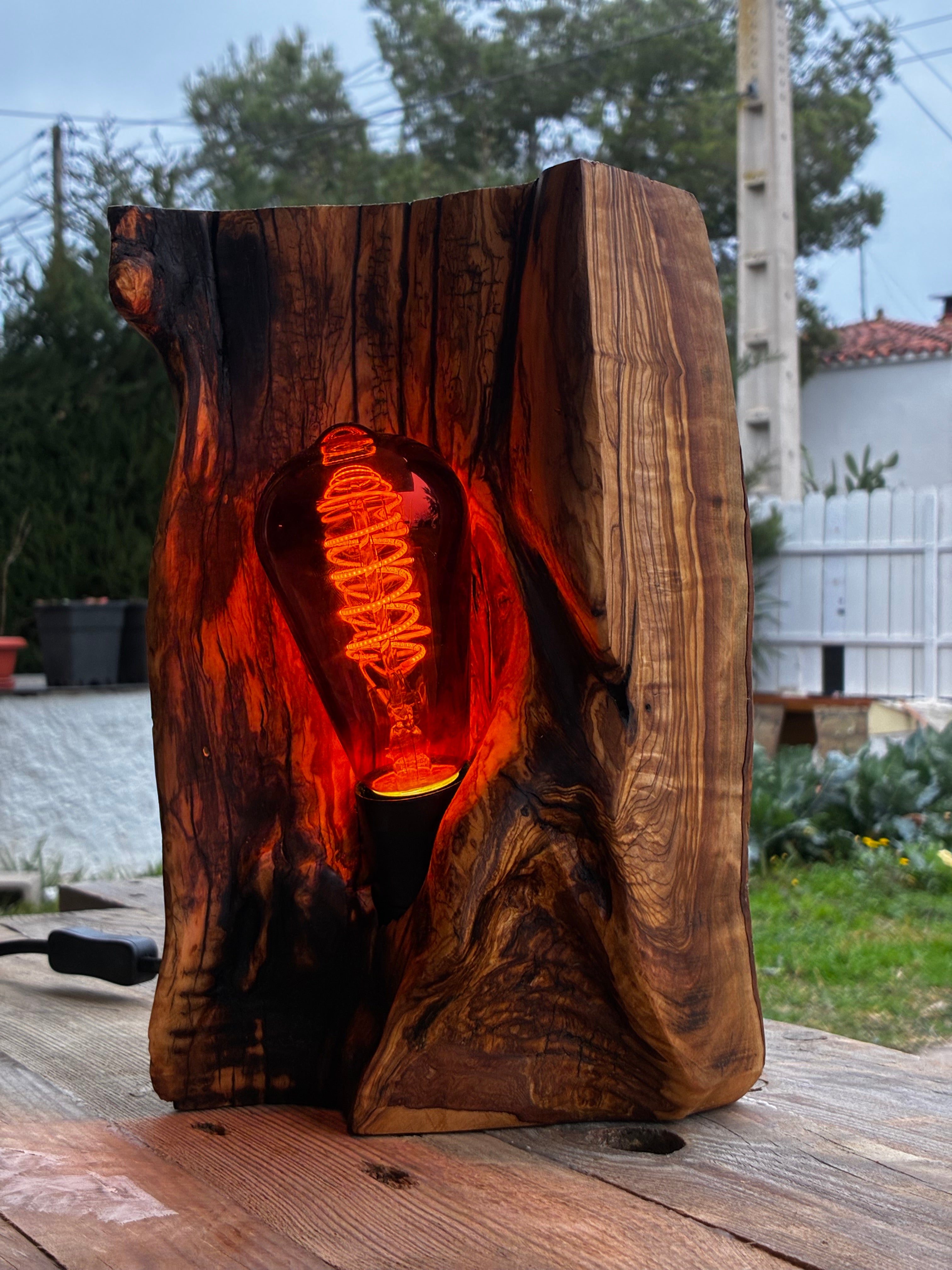 Lámpara artesanal de madera de olivo con bombilla vintage – pieza única