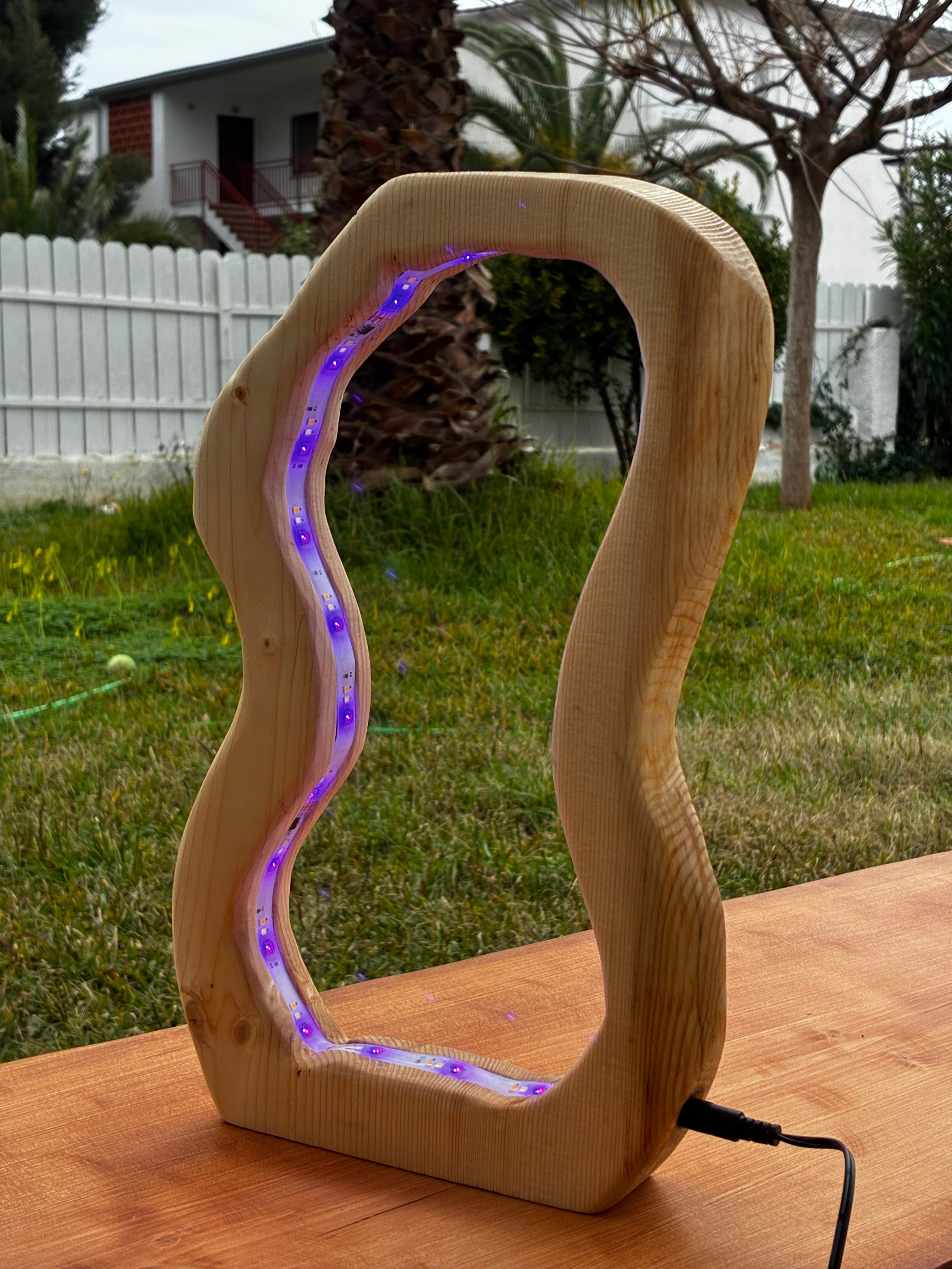 Lámpara LED artesanal de madera maciza – diseño orgánico único