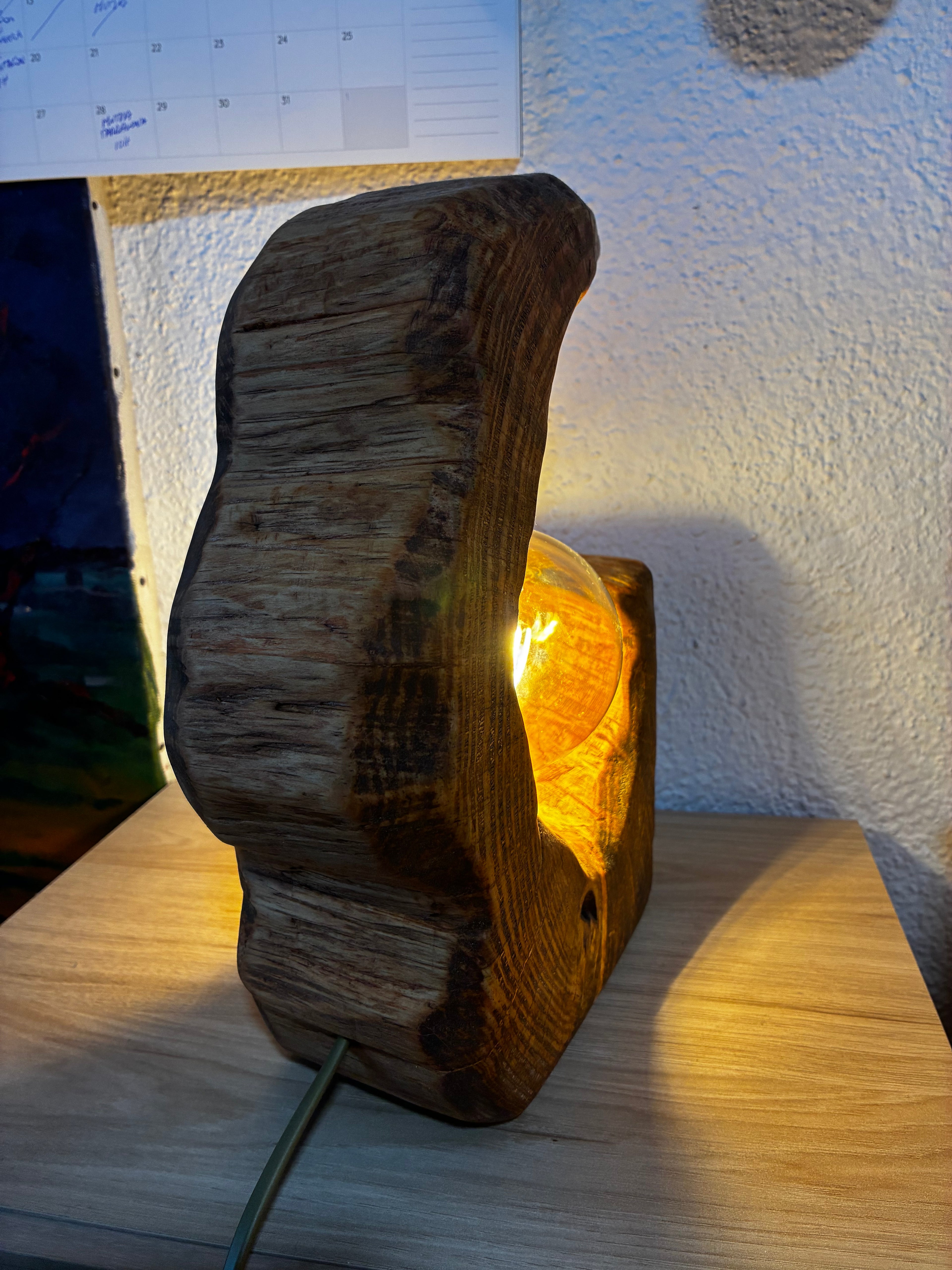 Lámpara artesanal de tronco macizo con bombilla LED vintage – Pieza única