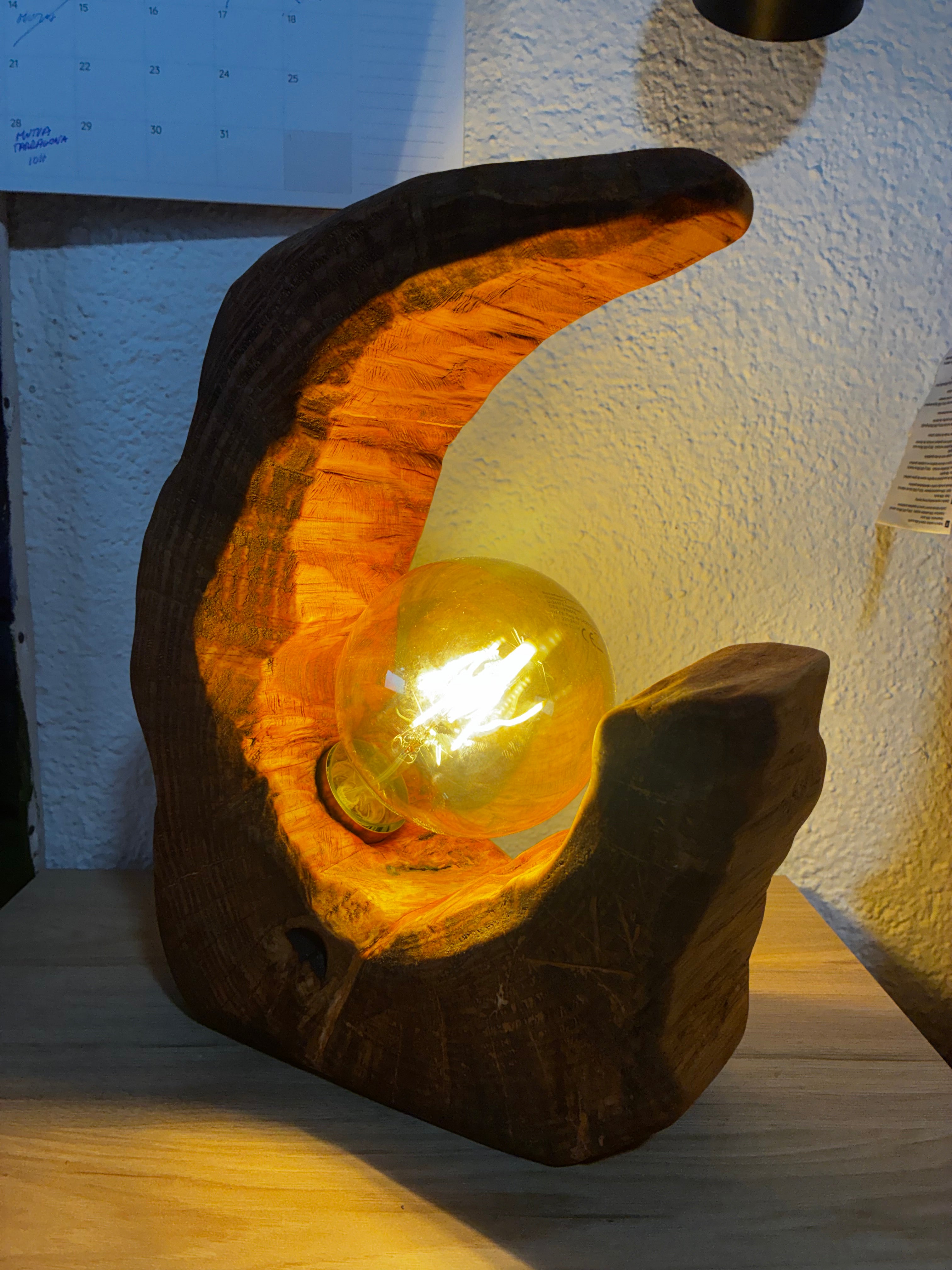 Lámpara artesanal de tronco macizo con bombilla LED vintage – Pieza única