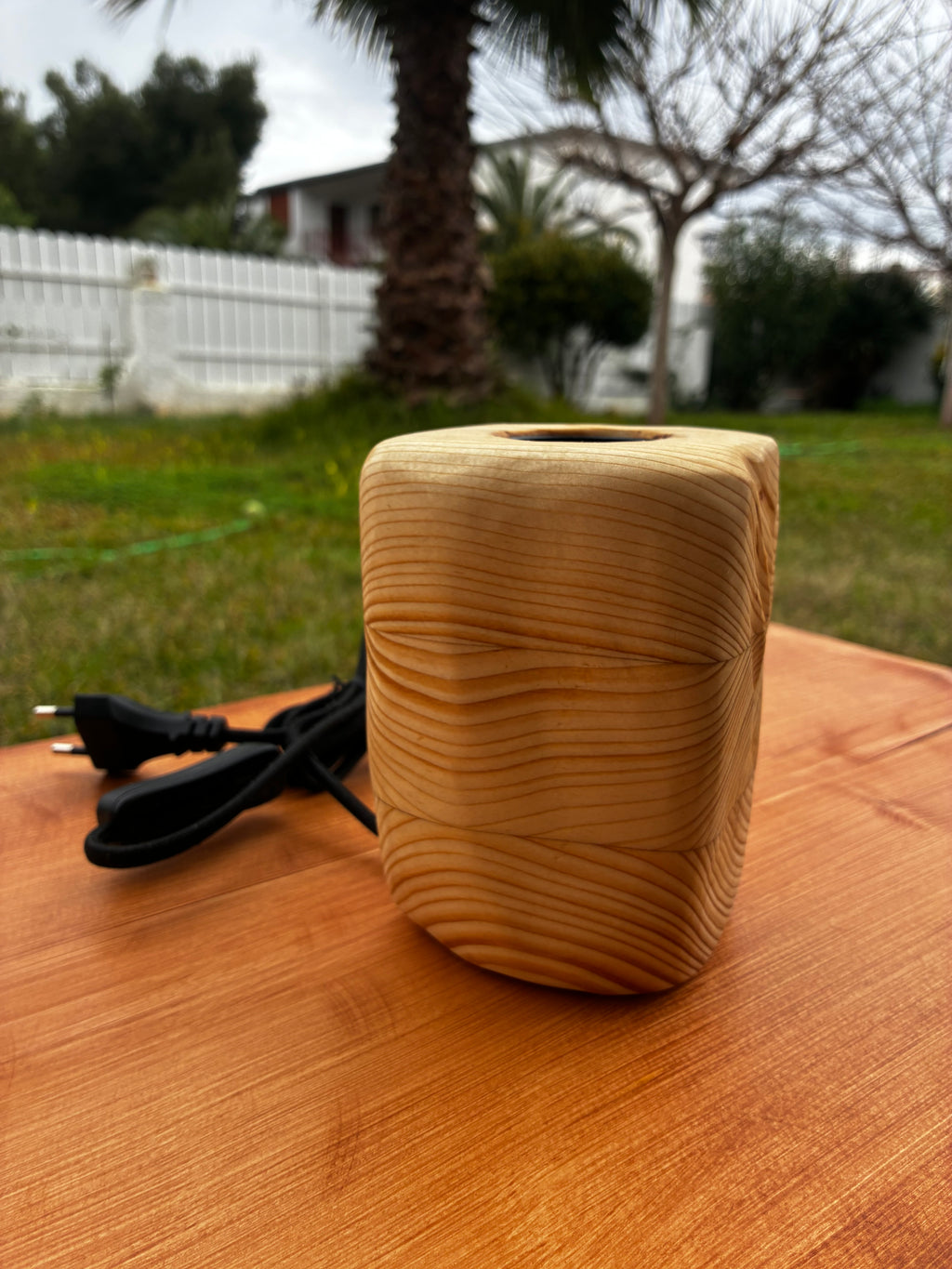 Lámpara artesanal de madera maciza – Diseño minimalista