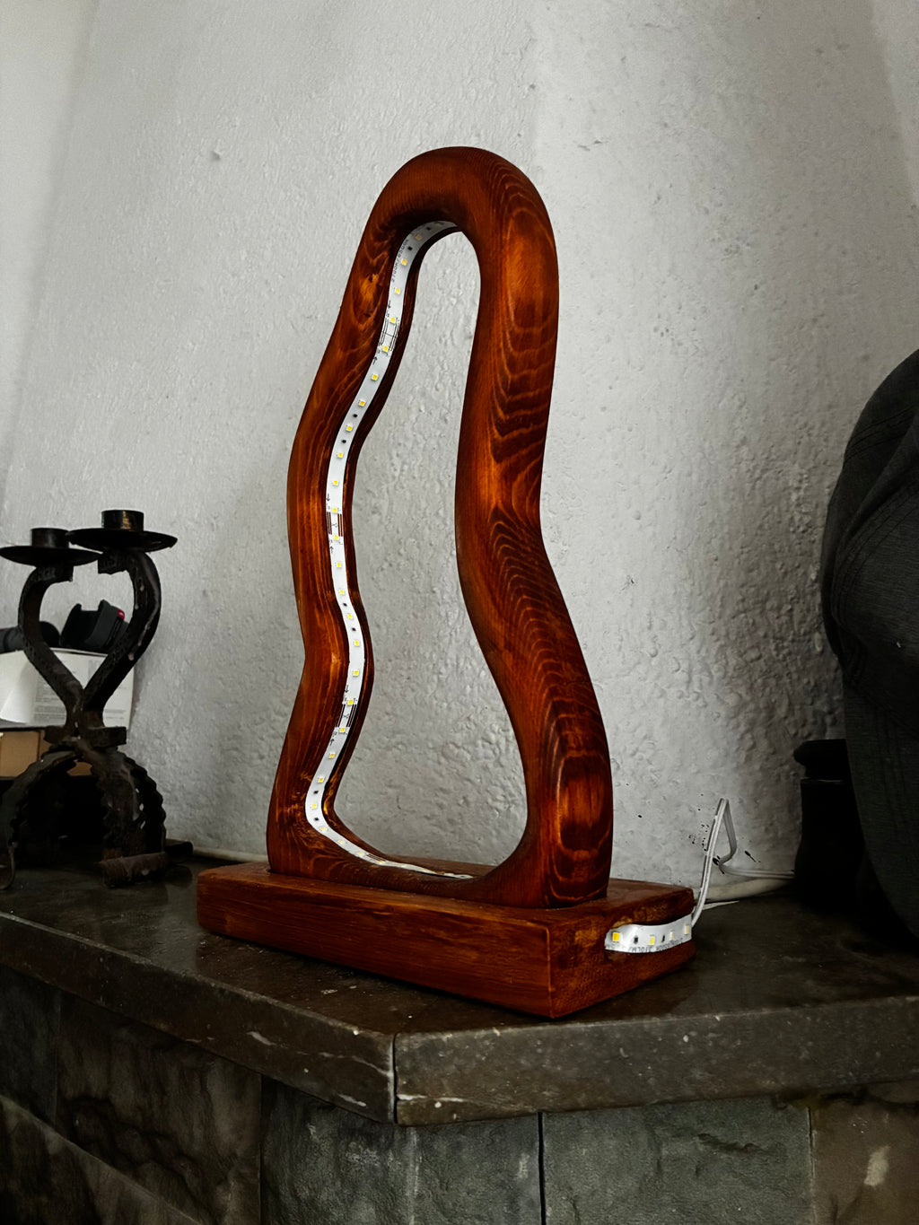 Lámpara LED artesanal de madera maciza – Diseño orgánico único