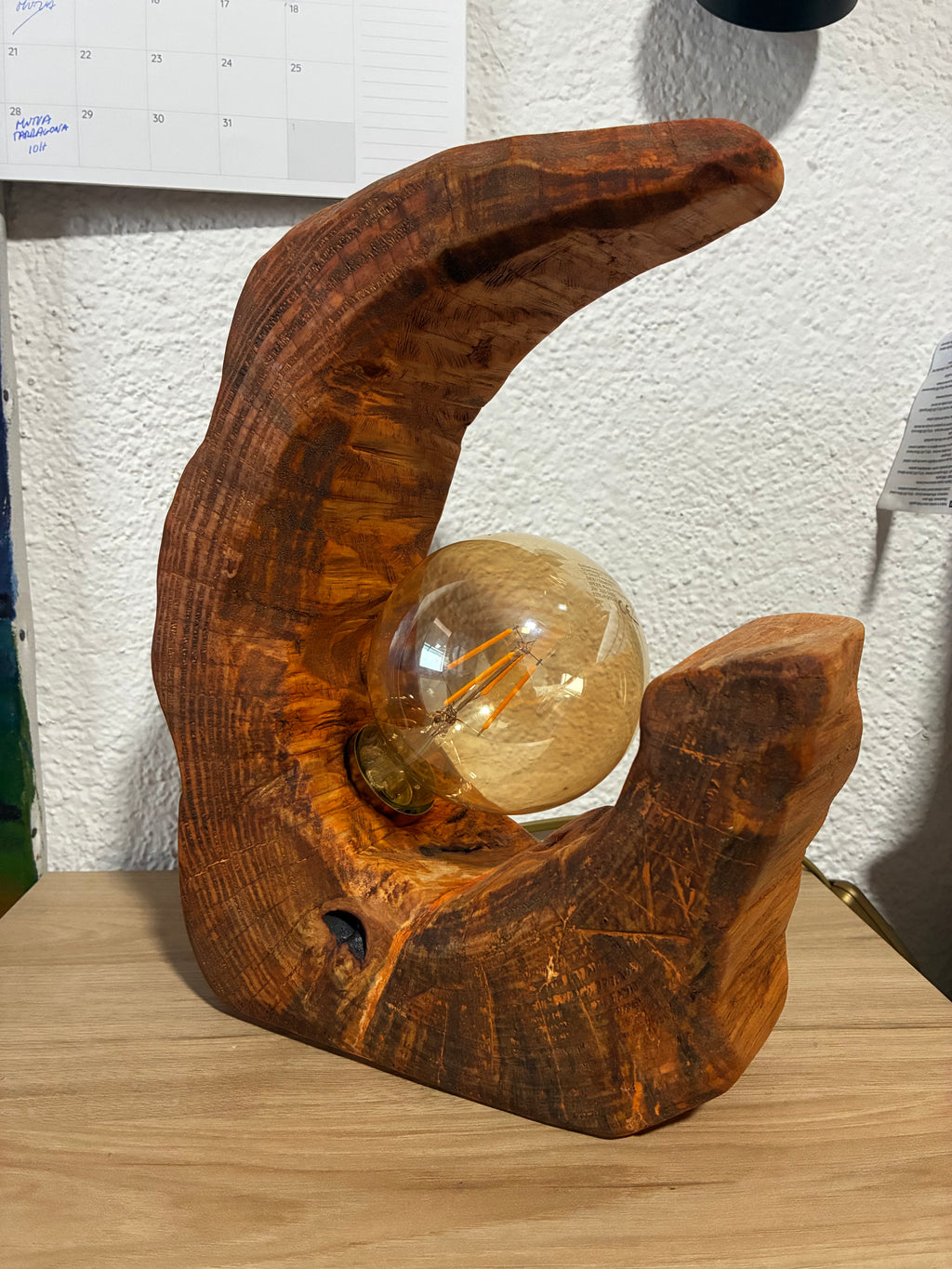 Lámpara artesanal de tronco macizo con bombilla LED vintage – Pieza única