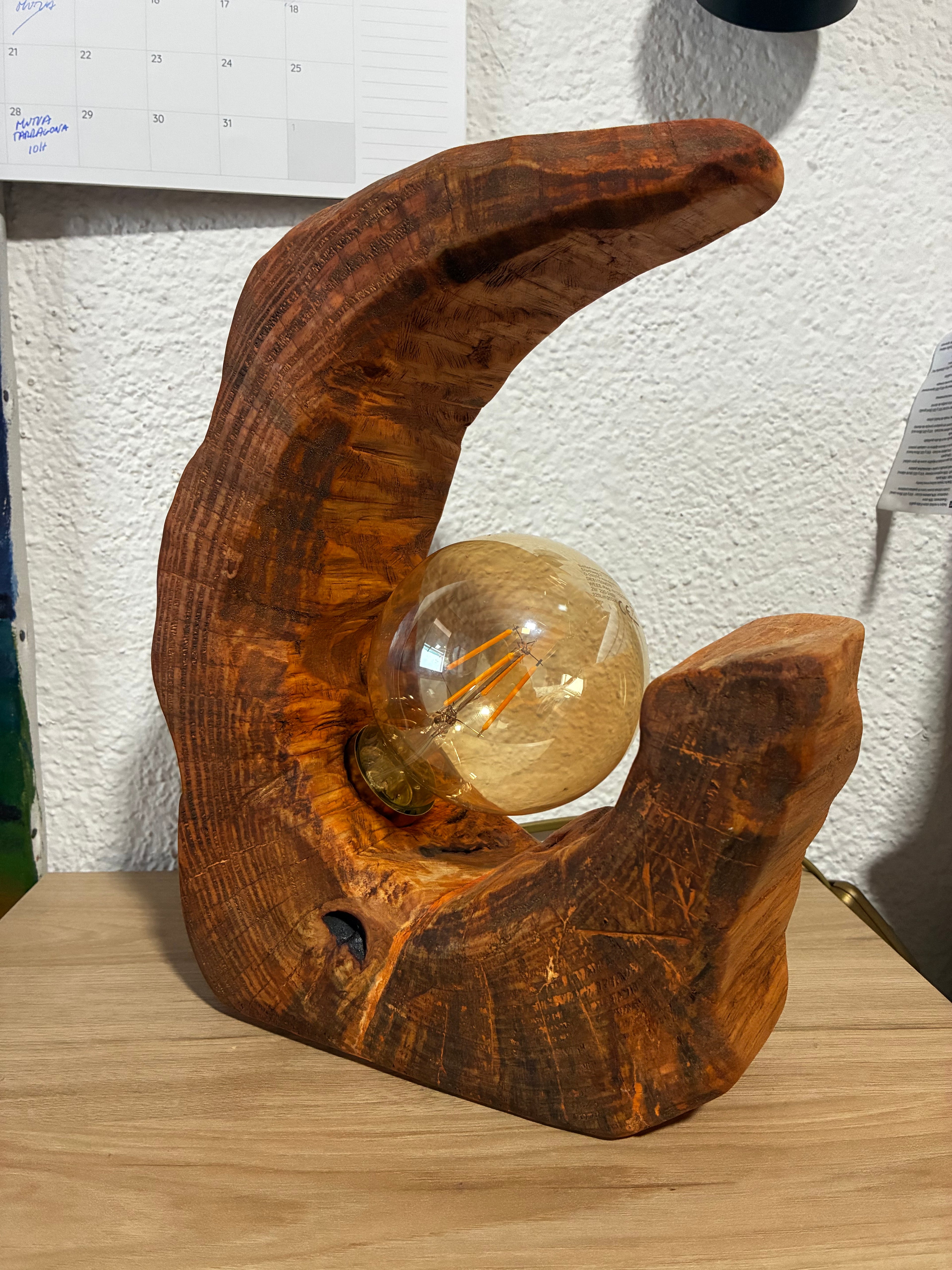 Lámpara artesanal de tronco macizo con bombilla LED vintage – Pieza única