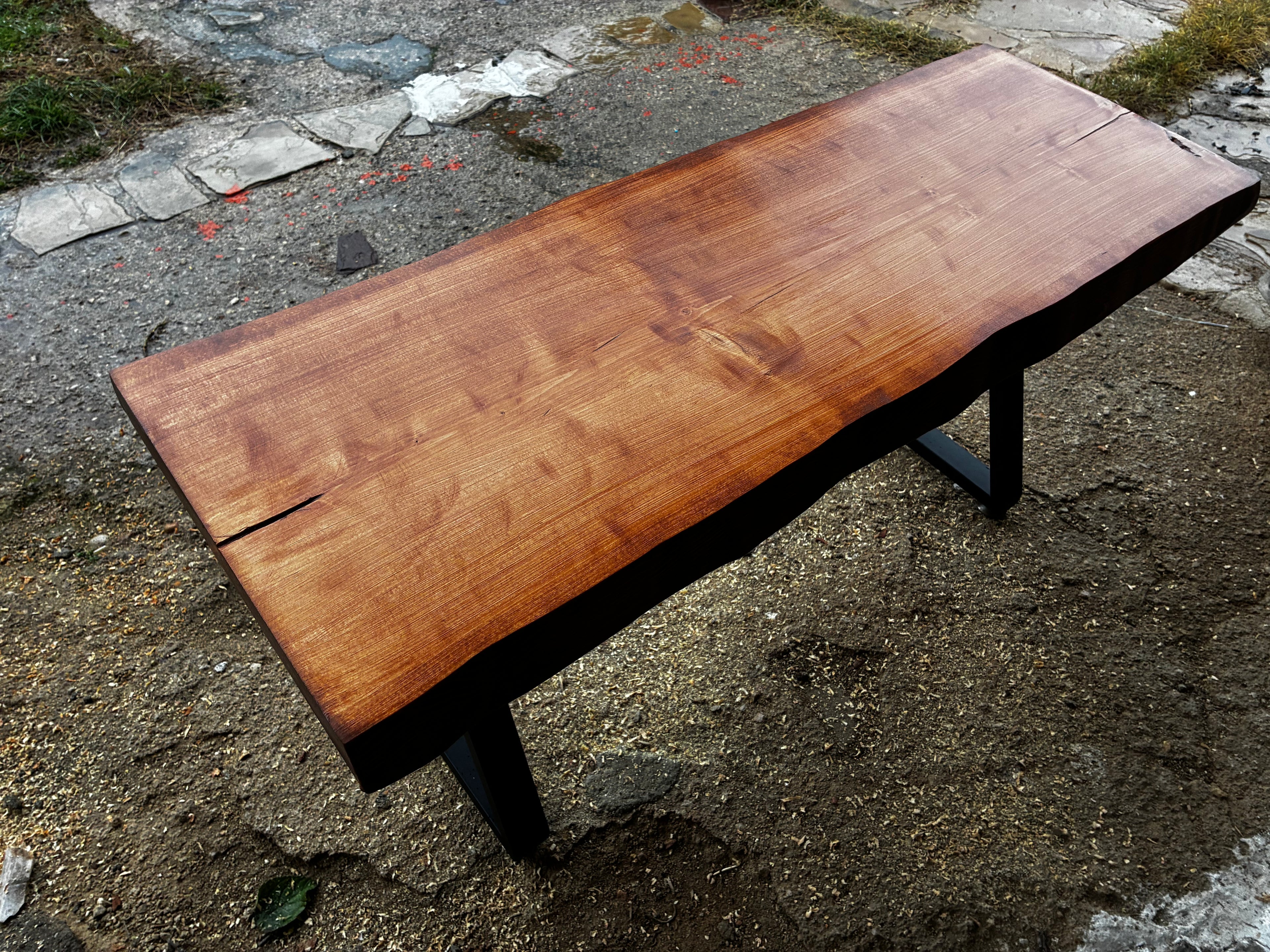 Mesa artesanal de madera maciza con patas de acero regulables – 100 × 50 × 45 cm