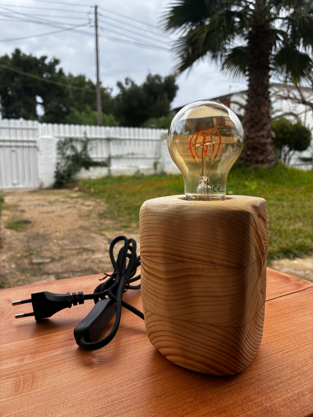 Lámpara artesanal de madera maciza – Diseño minimalista