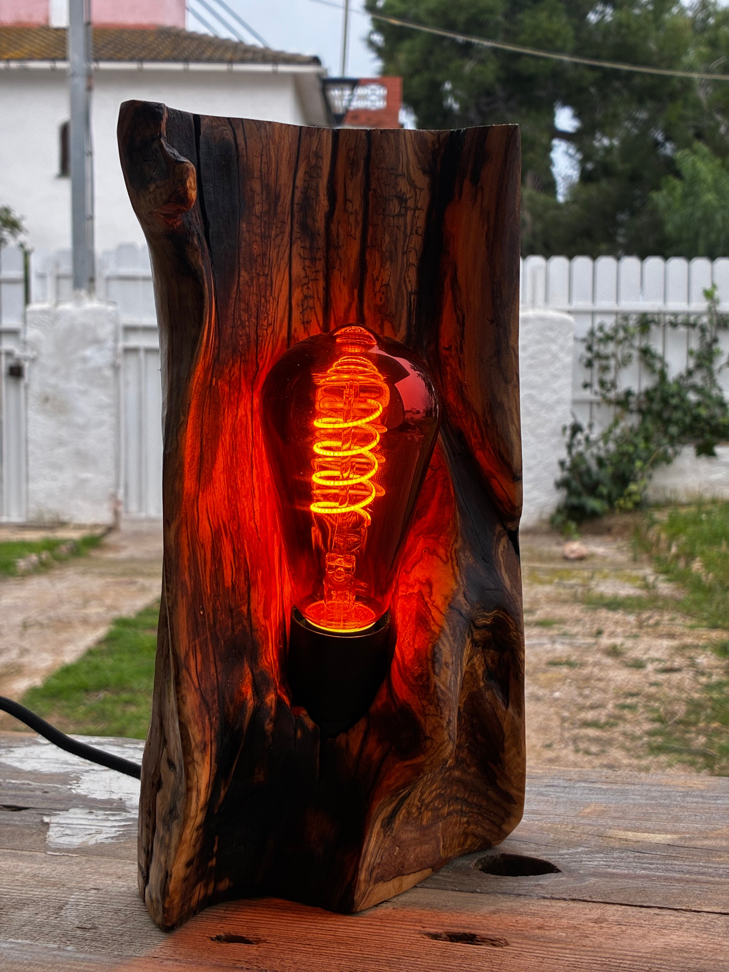 Lámpara artesanal de madera de olivo con bombilla vintage – pieza única