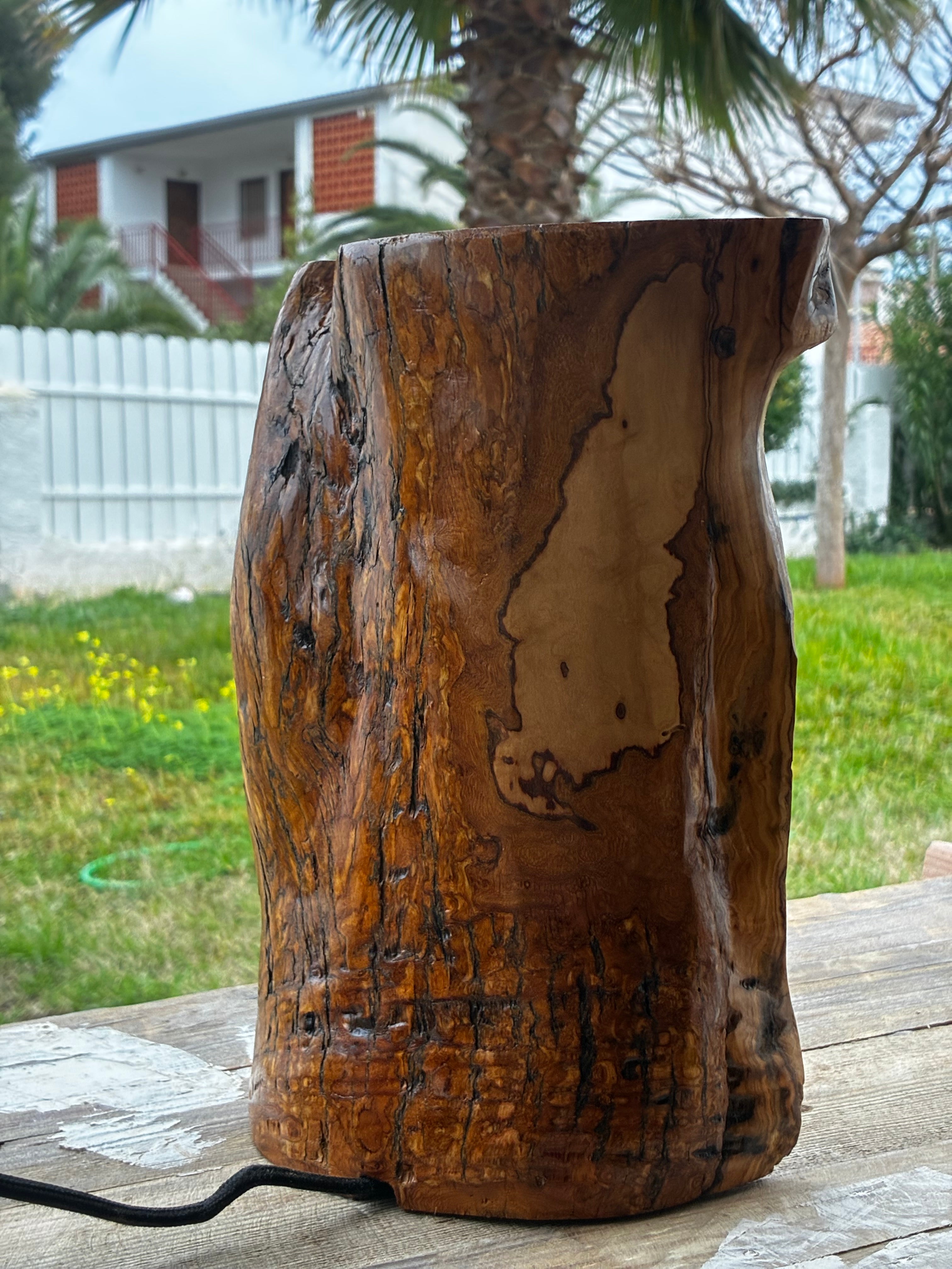 Lámpara artesanal de madera de olivo con bombilla vintage – pieza única