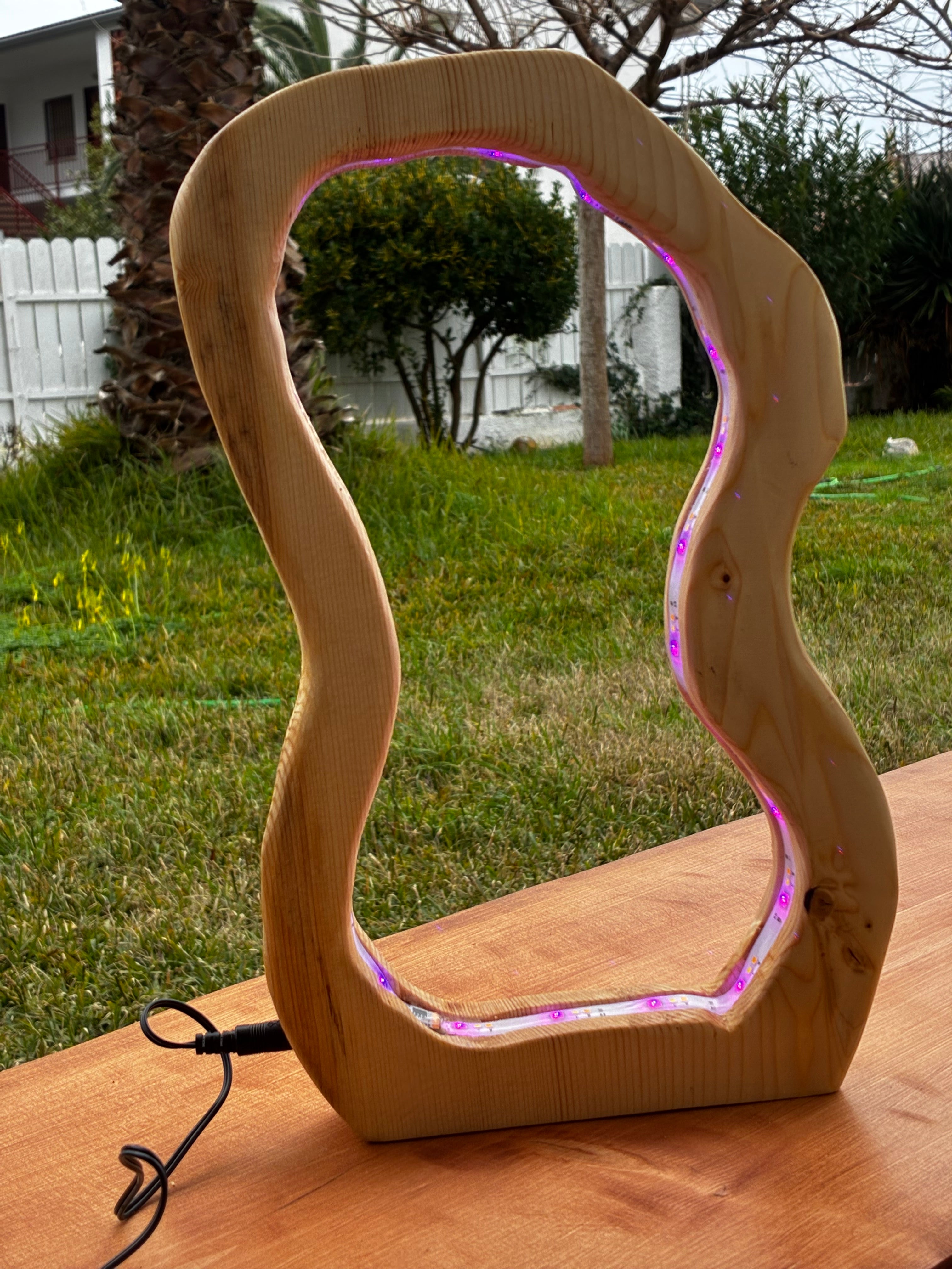 Lámpara LED artesanal de madera maciza – diseño orgánico único