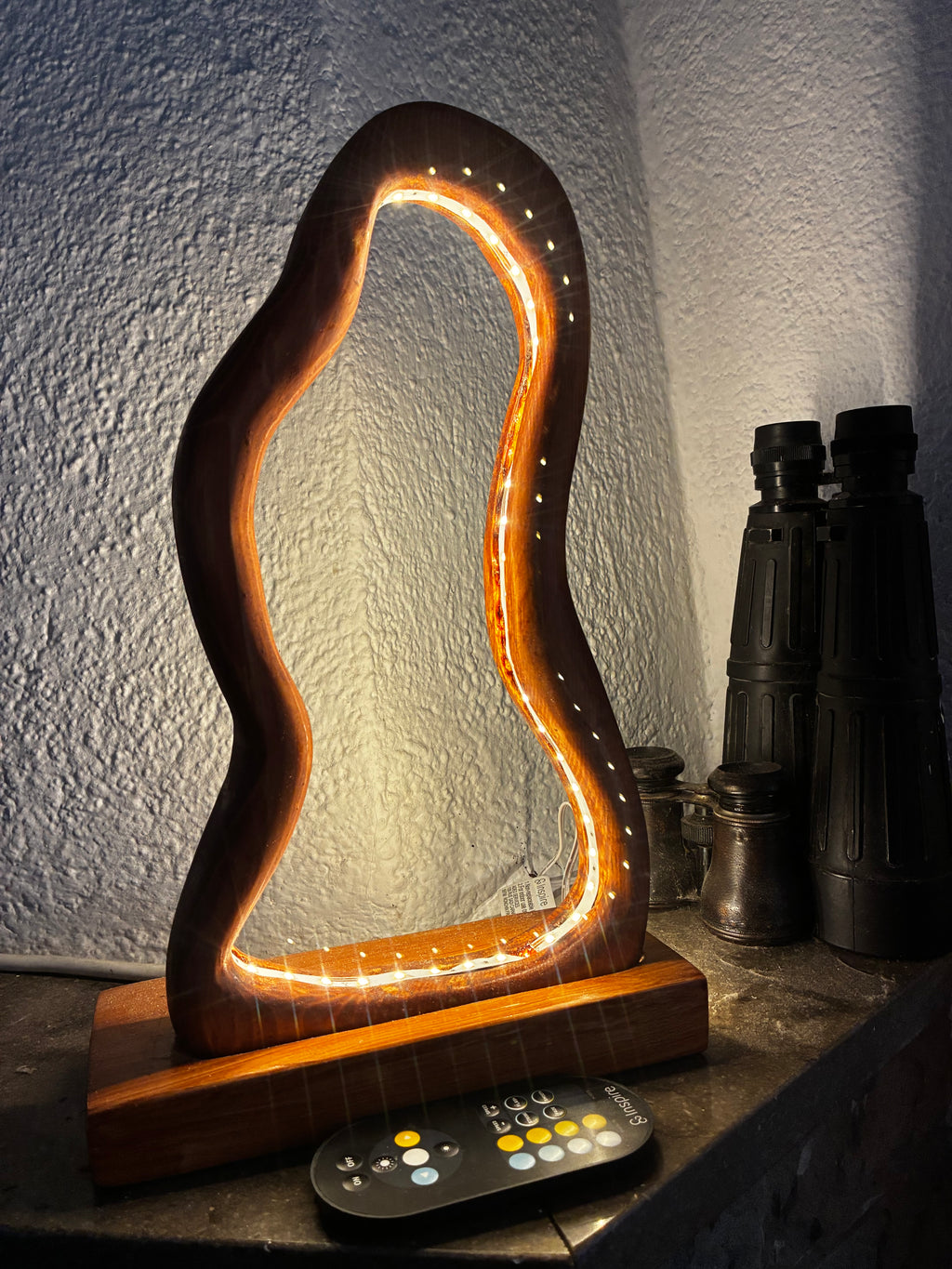 Lámpara LED artesanal de madera maciza – Diseño orgánico único