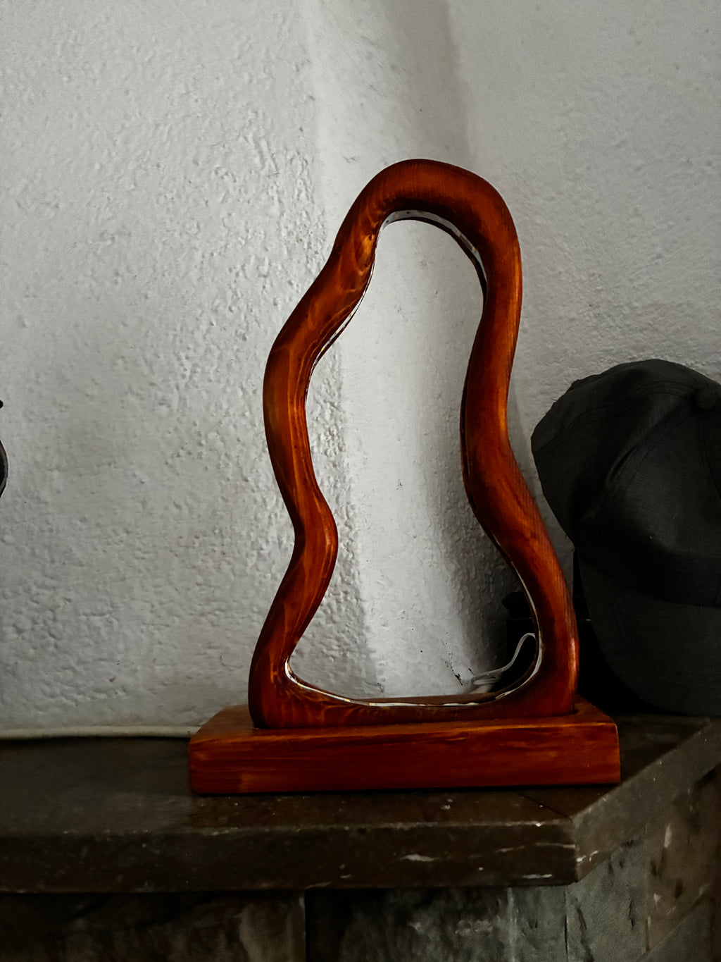 Lámpara LED artesanal de madera maciza – Diseño orgánico único