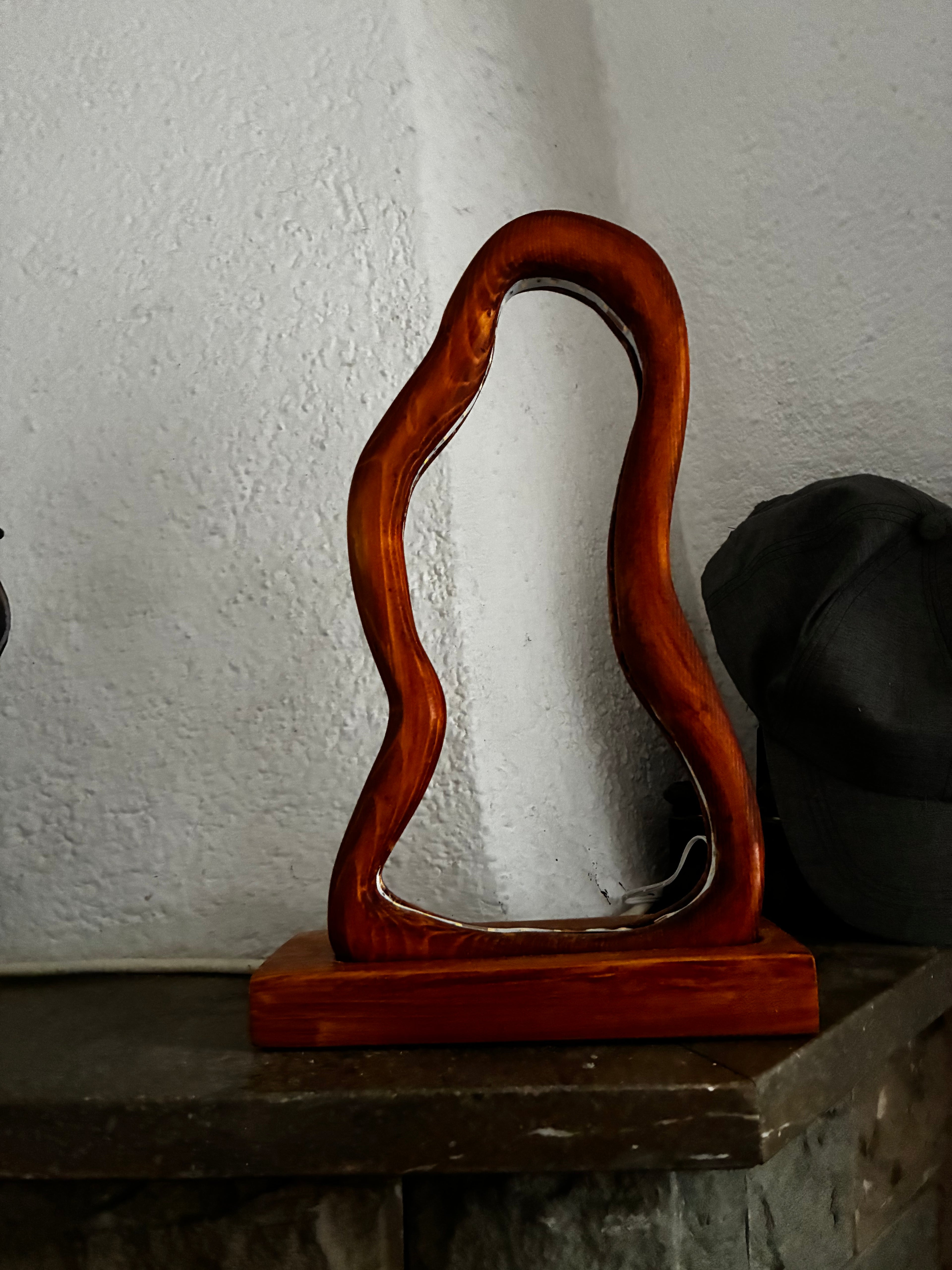 Lámpara LED artesanal de madera maciza – Diseño orgánico único