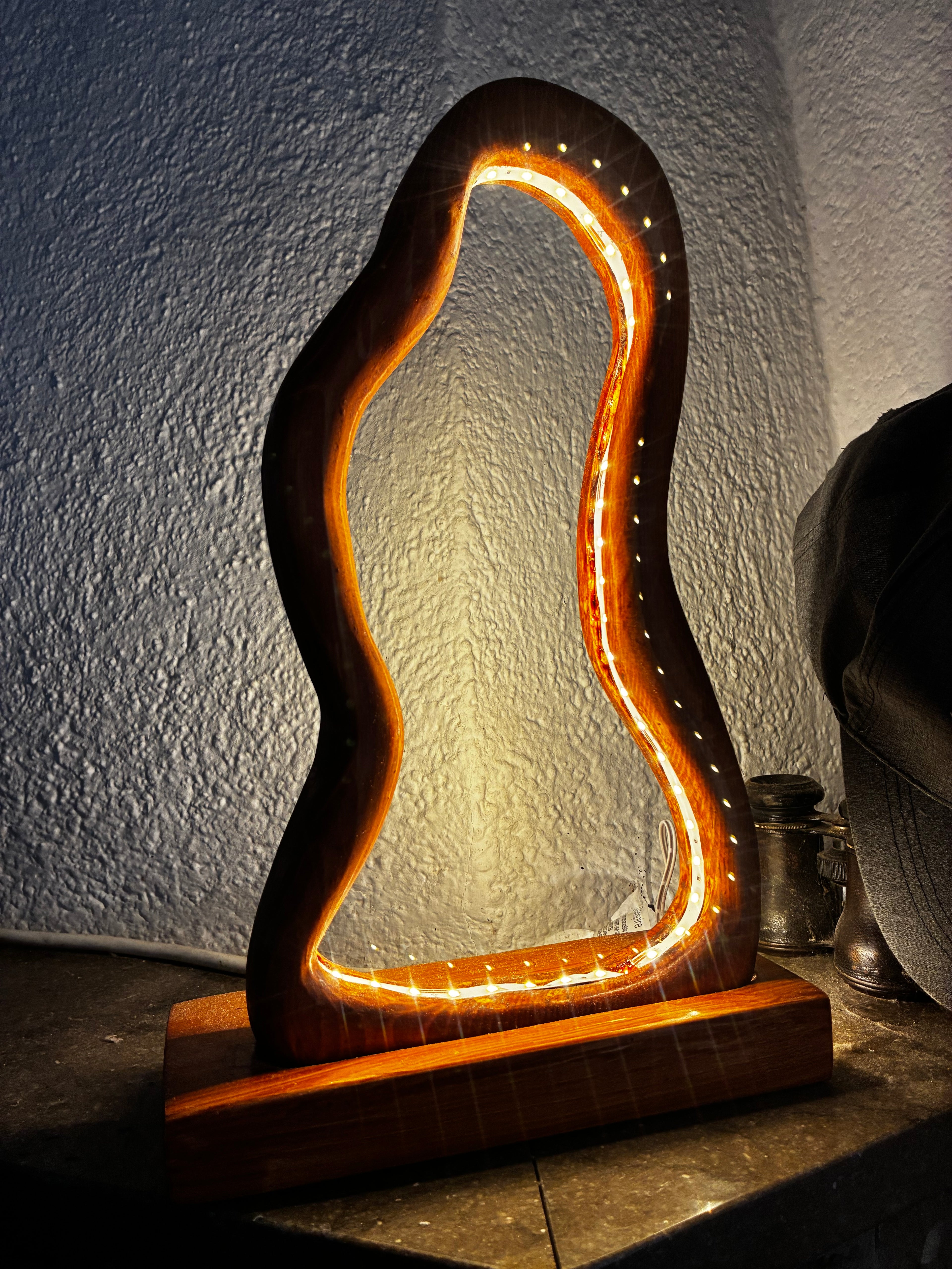 Lámpara LED artesanal de madera maciza – Diseño orgánico único