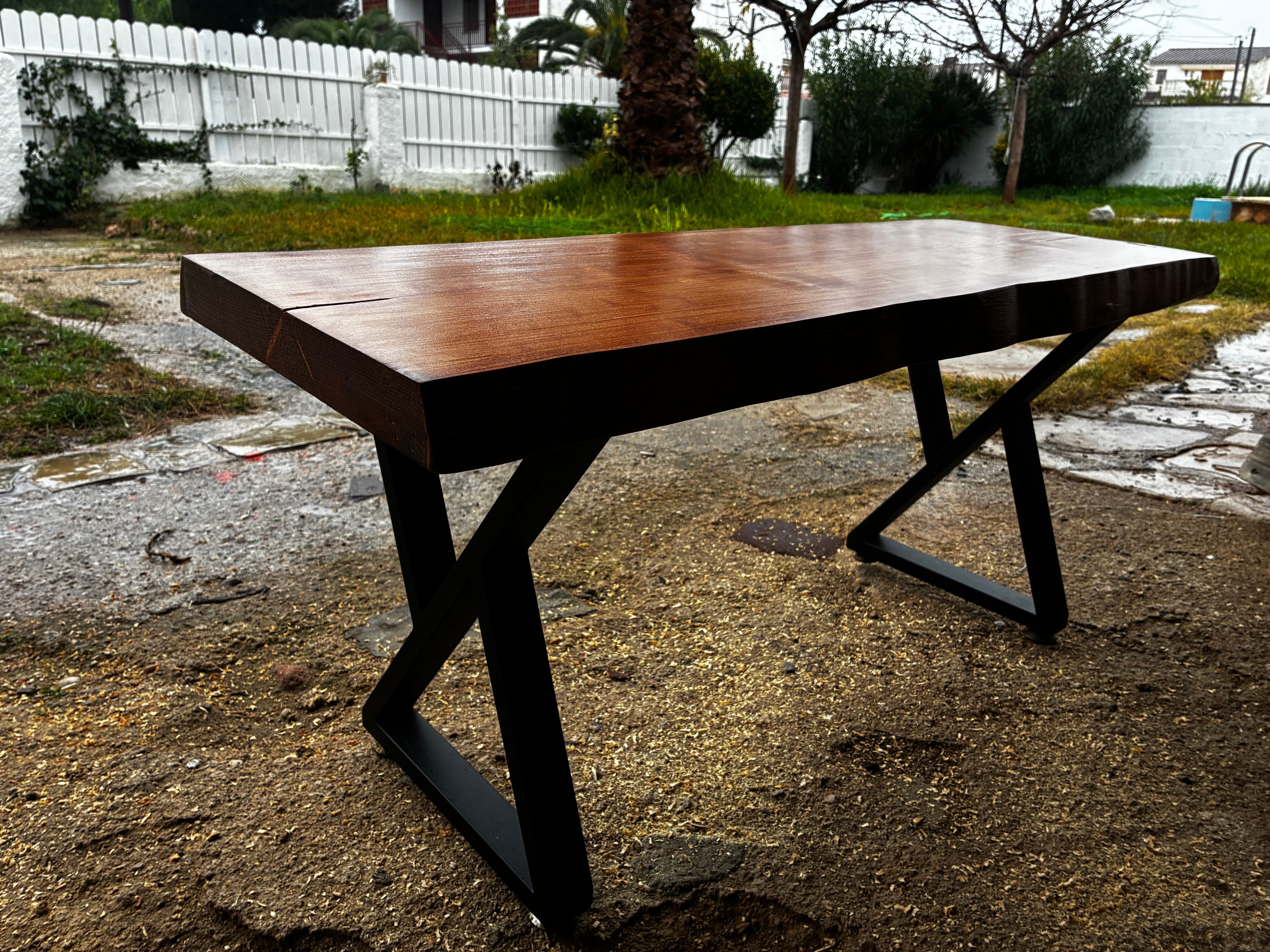 Mesa artesanal de madera maciza con patas de acero regulables – 100 × 50 × 45 cm